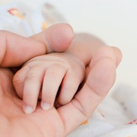 Kenguru módszer: így működik a terápia a koraszülött gyermekes családokban