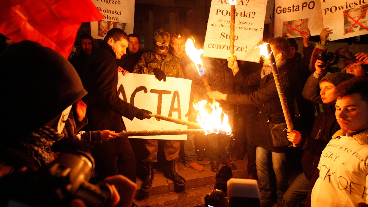 Emocje związane z podpisaniem przez Polskę umowy ACTA i protesty z tym wydarzeniem związane pokazały jak słabo zabezpieczone są serwisy rządowe w internecie. Masowy atak na portale rządowe, włamania na niektóre strony, a także incydenty związane z przejęciem kontroli nad komputerami unaoczniają potrzebę zwiększenia działań w sferze zabezpieczenia zdolności komunikacji rządu ze społeczeństwem za pomocą Internetu - wynika z opracowania fundacji "Instytut Mikromakro". Ataki hakerów w ostatnich dniach dobitnie pokazują, że jest realne zagrożenie destabilizacji sytuacji państwa, a niebawem będziemy gospodarzem Euro 2012. Co będzie, gdy cyberterroryści przypuszczą atak na serwisy WWW lotnisk czy komunikacji miejskiej podczas Mistrzostw Europy?