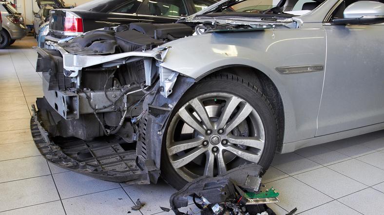 Uszkodzenia przedniej części auta często oznaczają szkodę całkowitą. To przez liczne drogie elementy: reflektory, radary, osprzęt silnika.
