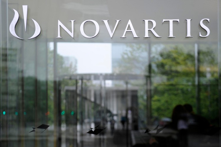 Novartis, to jeden z największych producentów leków na świecie. Firma powstała w 1996 roku po fuzji spółek Sandoz i Ciba-Geigy. Dziś, potomkowie Edouarda Sandoza (który założył Sandoz w 1886 r.) posiadają znaczną liczbę akcji Novartis. Sandoz Family Foundation jest największym udziałowcem spółki, a jej prezes Pierre Landolt zasiada w zarządzie Novartis.
