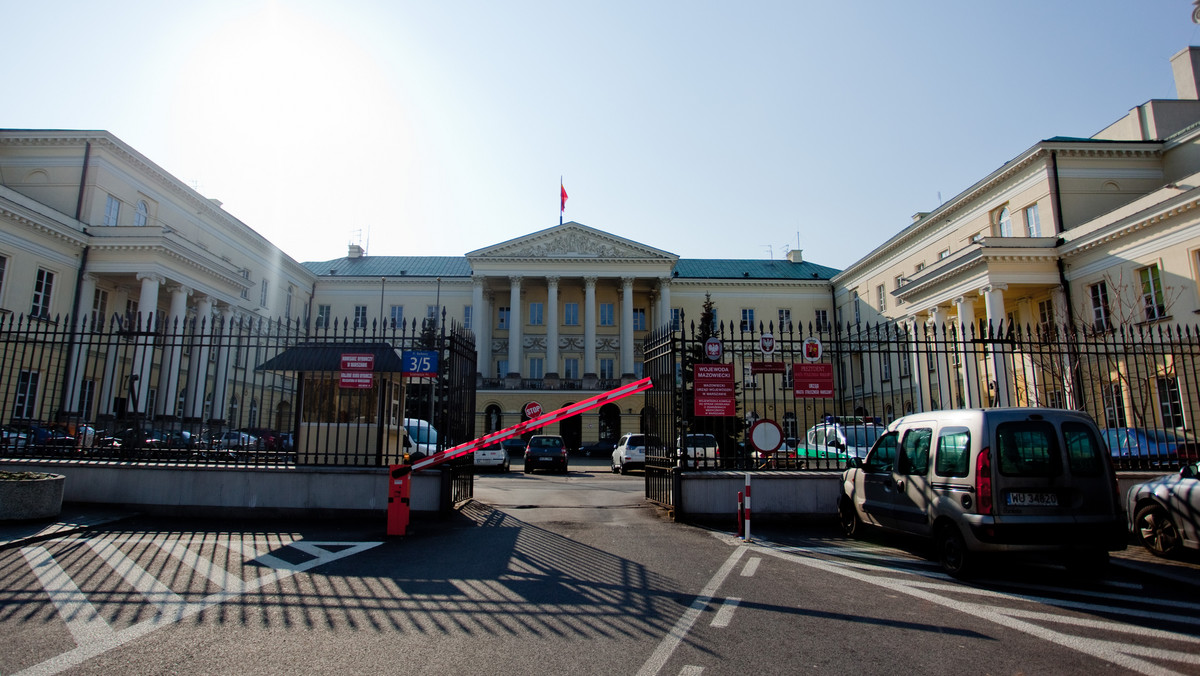 Prokuratura i tzw. komisja reprywatyzacyjna udowadniają, że co najmniej od 2006 r. urzędnicy w warszawskim ratuszu z pogwałceniem prawa wydawali decyzje zwrotowe kamienic. Okazuje się, że w tym czasie byli oni sowicie nagradzani przez prezydent stolicy - donosi dzisiejszy "Fakt".