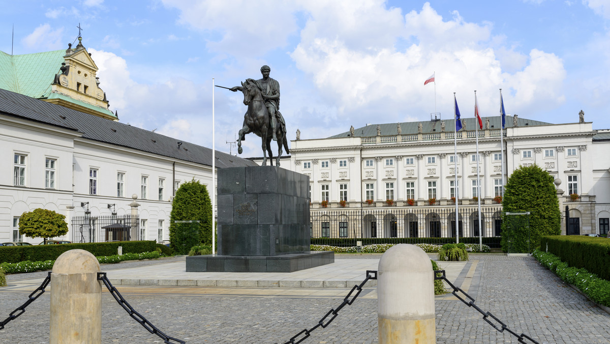 Obraz "Gęsiarka" powrócił do Pałacu Prezydenckiego w Warszawie - poinformował dzisiaj dyrektor biura prasowego prezydenta Marek Magierowski. Obraz został skradziony; odzyskano go w jednym z domów aukcyjnych.