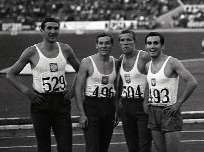 Nasza złota sztafeta 4 x 400 m z Budapesztu, od lewej: Jan Werner, Edmund Borowski, Stanisław Grędziński i Andrzej Badeński. 