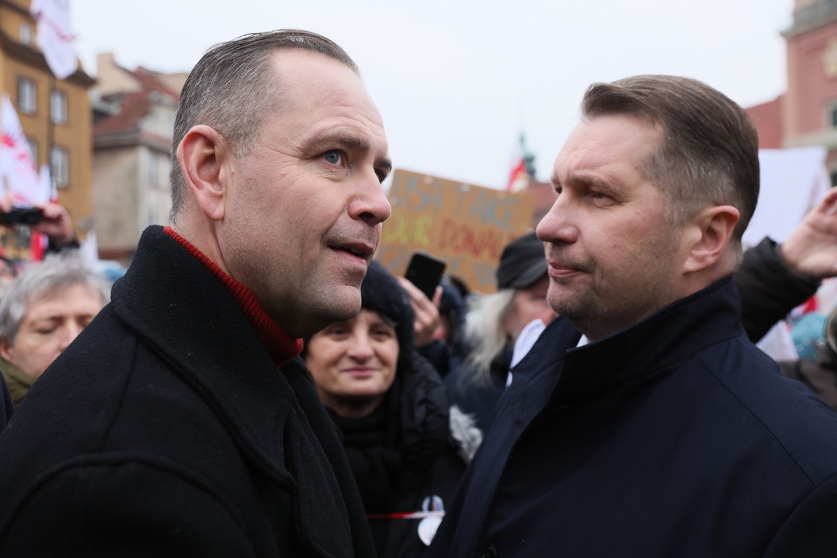 Warszawa, 01.12.2024. Kandydat Komitetu Obywatelskiego w przyszłorocznych wyborach na prezydenta RP, popierany przez Prawo i Sprawiedliwość, prezes Instytutu Pamięci Narodowej Karol Nawrocki (L) i poseł PiS Przemysław Czarnek (P) na manifestacji po hasłem "TAK dla edukacji! NIE dla deprawacji!" na pl. Zamkowym w Warszawie, 1 bm. Uczestnicy protestują m.in. przeciw ograniczaniu prac domowych, "antyrodzinnej seksualizacji w ramach planowanego obowiązkowego przedmiotu edukacja zdrowotna" oraz "wynaradawianiu uczniów poprzez wyrzucanie bohaterów z podstawy programowej". Organizatorami wydarzenia są Koalicja na Rzecz Ocalenia Polskiej Szkoły oraz Krajowa Sekcja Oświaty i Wychowania NSZZ "Solidarność"