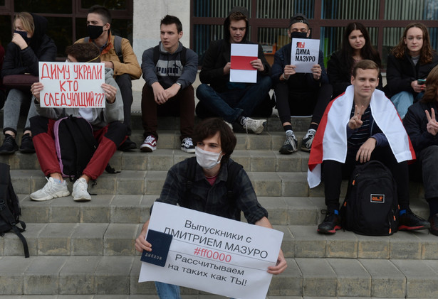 Białoruś: Studenci na „siedzących” akcjach solidarności z zatrzymanymi kolegami