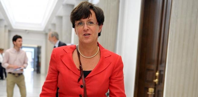 <b>Joanna Kluzik-Rostkowska</b>
<br>
<br>
Polityk PO skończyła dziennikarstwo na Wydziale Dziennikarstwa i Nauk Politycznych Uniwersytetu Warszawskiego i przez wiele lat pracowała w zawodzie, między innymi w 