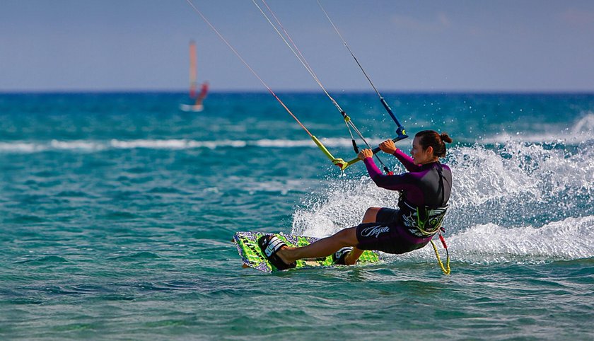 Anna Kalczyńska bierze lekcje kitesurfingu