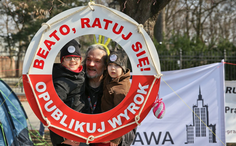 "Dzisiaj mówimy przede wszystkim o tym, że jesteśmy razem, jesteśmy w życzliwej, świątecznej atmosferze, spotykamy się, jako miłośnicy demokracji, obrońcy naszej wolności" - powiedział lider KOD Mateusz Kijowski.