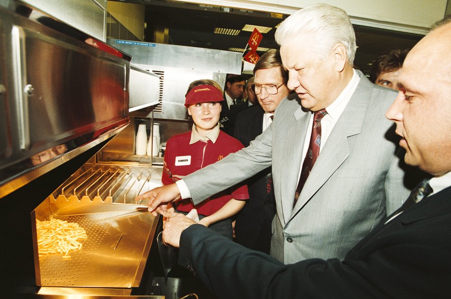 Borys Jelcyn smaży frytki, 1993 r. 