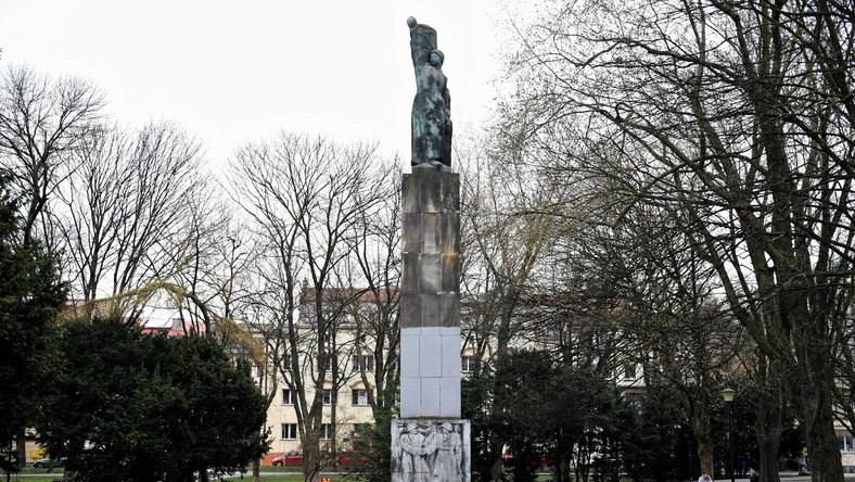 Mimo rygorystycznych przepisów z miast nie zniknęły wszystkie komunistyczne pomniki. Ile ich jest, nie wie nawet IPN - zwraca uwagę dzisiejsza "Rzeczpospolita".