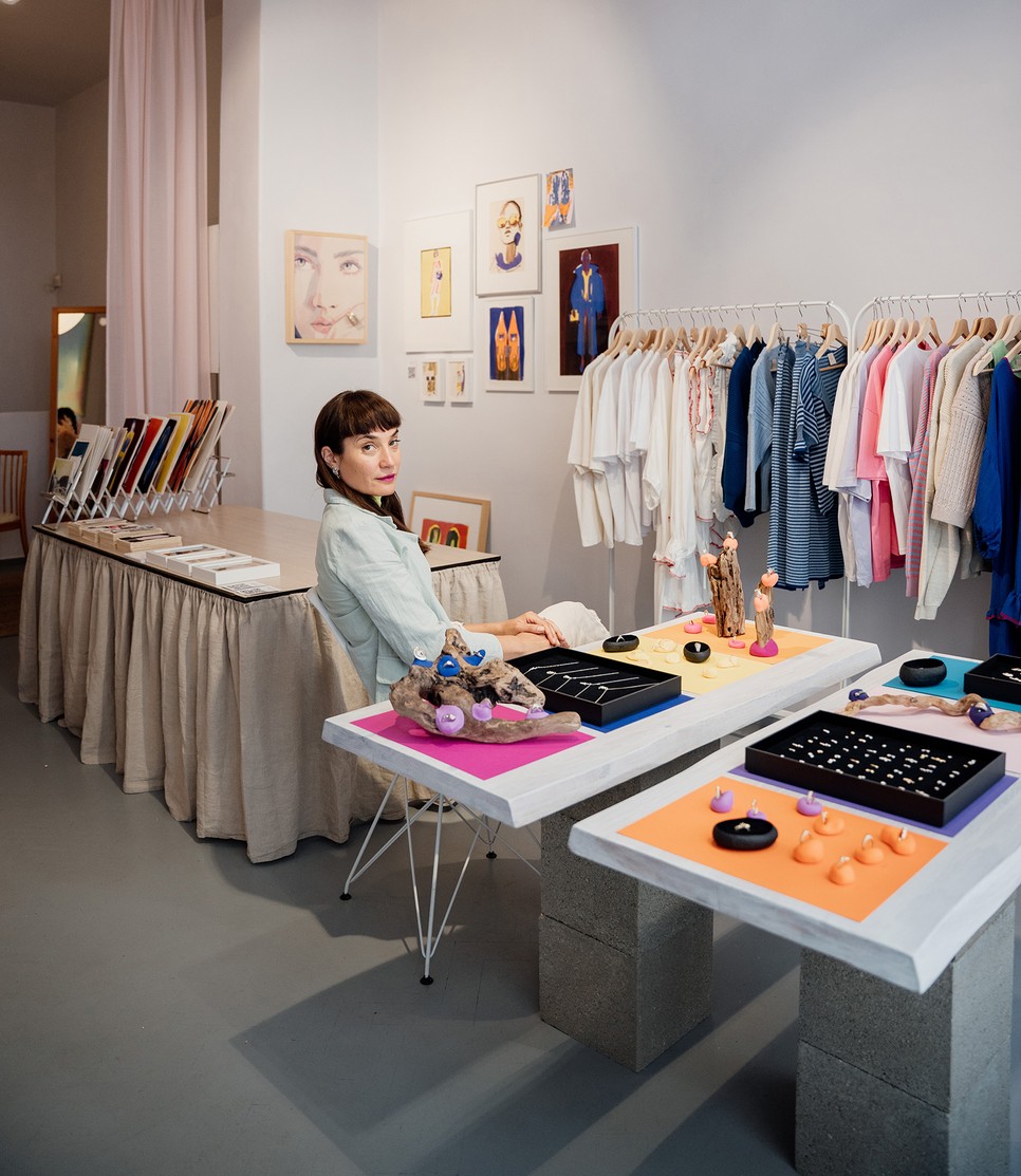 Dévényi Dalma a Je Suis Belle divatmárka alapítója volt, majd az ékszertervezésre váltott. Munkássága során fontos számára az intuitív és kísérletező alkotói megközelítés