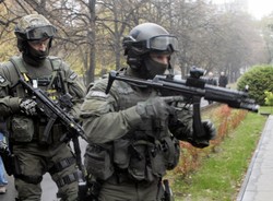 Uzbrojony napastnik w warszawskim liceum. Tak ćwiczą antyterroryści