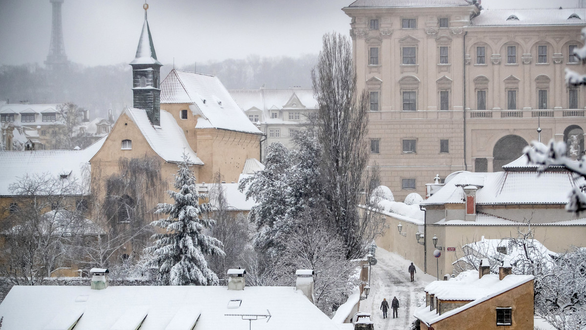 Opady śniegu zakłócają ruch na drogach i na kolei w Pradze