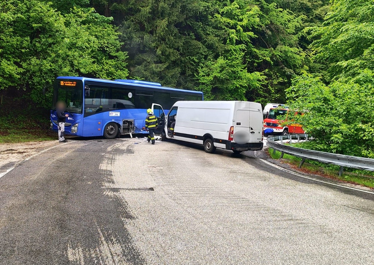 Na hranici Žilinského a Trenčianskeho kraja došlo k nehode.
