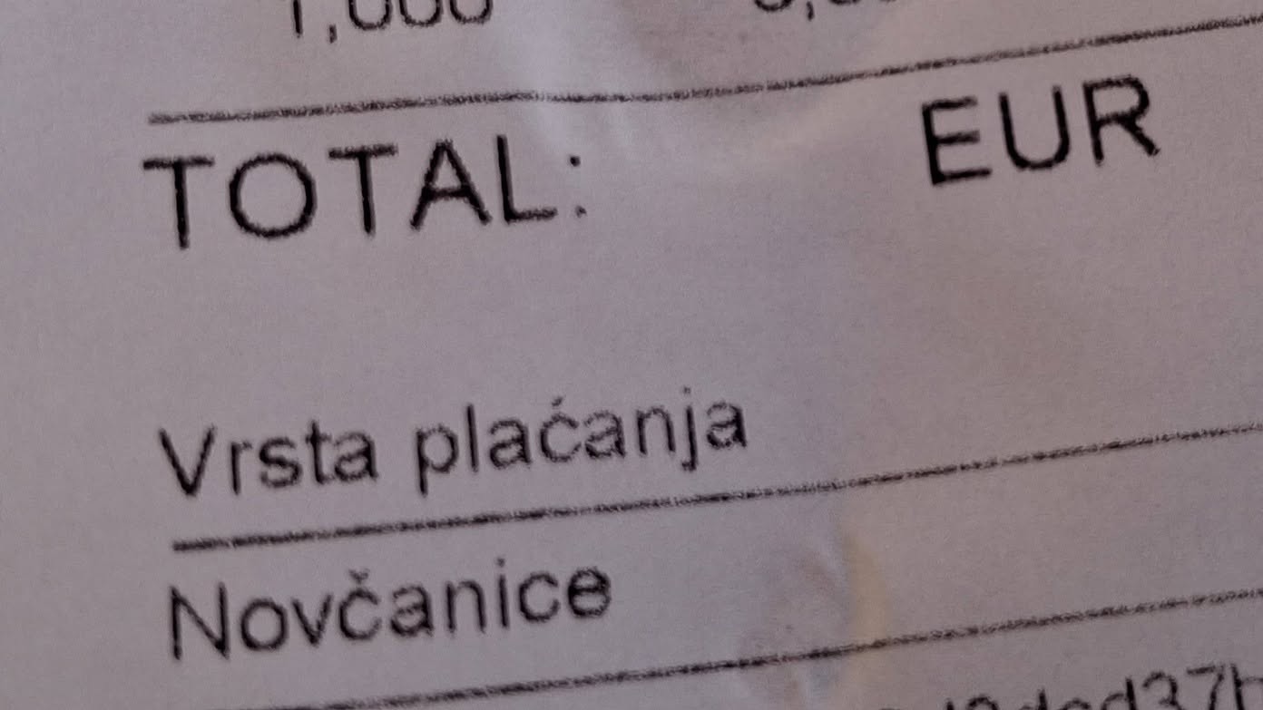 Muž ukázal svoj účet.