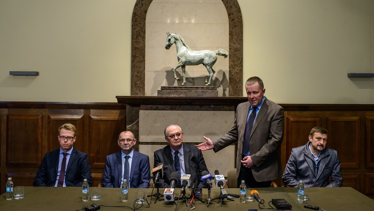 Wyjaśnienie okoliczności i przyczyn śmierci klaczy Preria w stadninie w Janowie Podlaskim zapowiedział prezes Agencji Nieruchomości Rolnych Waldemar Humięcki. Sprawą zajmuje się też prokuratura.