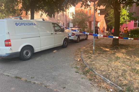 U ZGRADU NE MOŽE DA SE UĐE ZBOG KISELINE! Muk ispred stana u kom je BRAT ZVERSKI UBIO SESTRU, pa presudio sebi: Evo šta komšije kažu za "Blic" (FOTO, VIDEO)