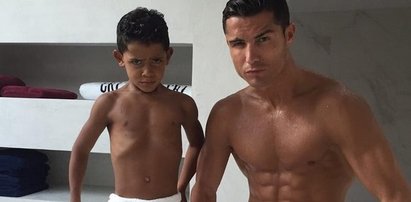 Cristiano Ronaldo z synem pokazują ciała