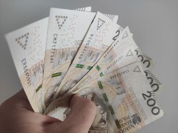 Nie 12%, lecz 10% podatku. Drugi próg wzrośnie do 150 tys. zł, a kwota wolna do 60 tys. zł. Umowa o pracę stanie się bardziej opłacalna niż B2B?