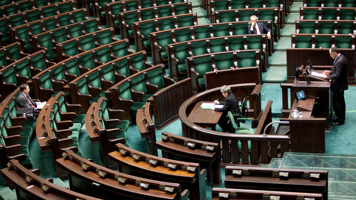 W marcu pracę posłów źle oceniło 65 proc. Polaków, a dobrze mówi o niej 21 proc. respondentów - wynika z badania CBOS. 51 proc. ankietowanych jest zadowolonych z prezydentury Andrzeja Dudy, krytycznie ocenia ją 38 proc. badanych.