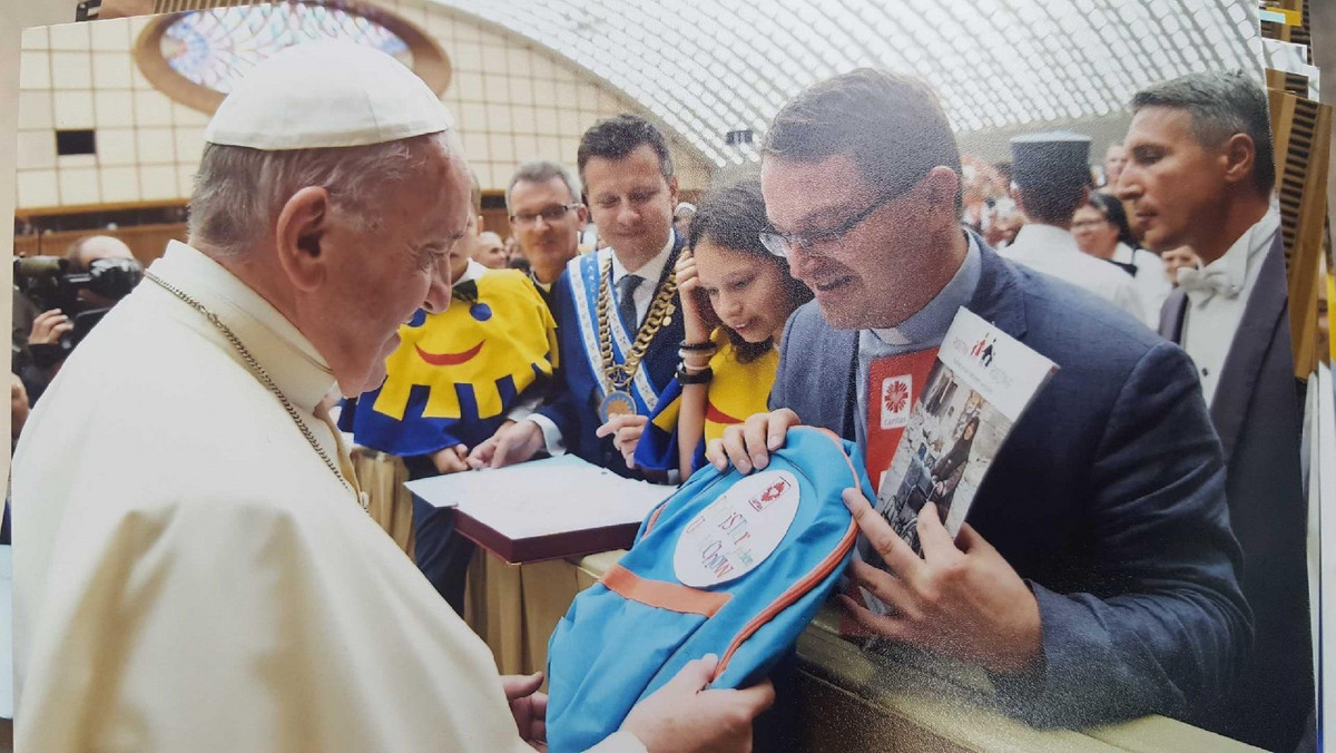 Caritas w Polsce po raz dziewiąty rozpoczyna akcję Tornister Pełen Uśmiechów, dzięki której co roku kilkadziesiąt tysięcy dzieci z mniej zamożnych rodzin otrzymuje wyprawki szkolne. W tym roku będzie to około 50 tys. uczniów. Oprócz wsparcia znanych Polaków, podczas środowej audiencji inicjatywę pobłogosławił również sam Papież Franciszek.
