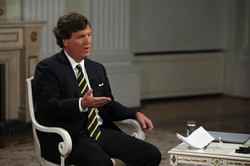 Tucker Carlson dostał program w telewizji Putina. Na początek mówił o kleszczach
