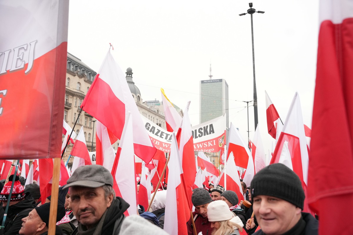 Czy Polacy czują się patriotami? Komu pasuje Marsz Niepodległości? [SONDAŻ]