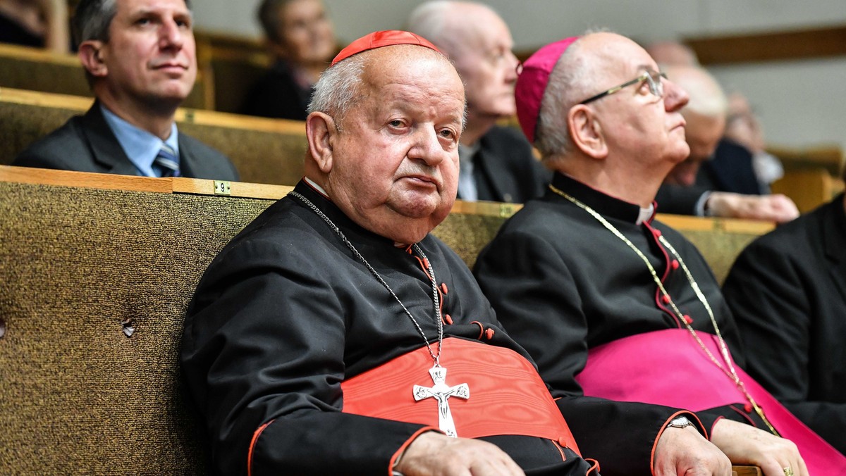 Kardynał Stanisław Dziwisz (C) oraz abp Stanisław Budzik (P) podczas akademii w Auli im. ks. kard. Stefana Wyszyńskieg