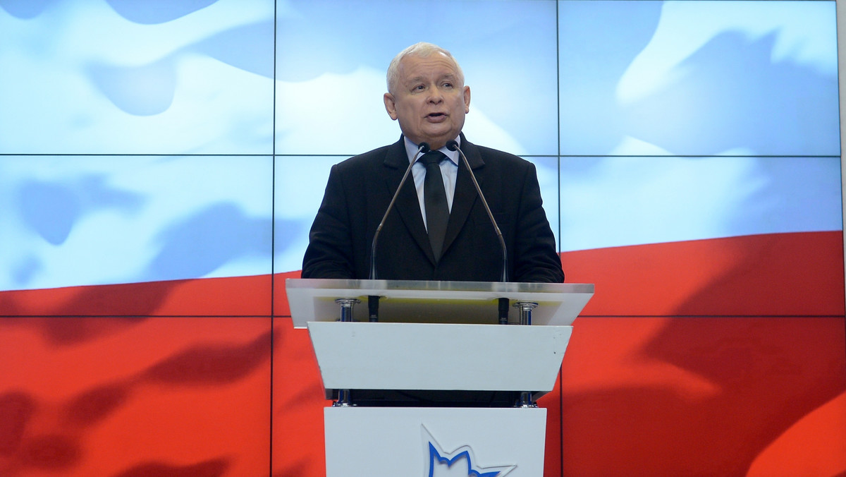 Donald Tusk stawia się ponad prawem; są obywatele i są lepsi obywatele; pan Tusk jest nadobywatelem - w taki sposób prezes PiS Jarosław Kaczyński skomentował dziś odpowiedź szefa Rady Europejskiej na wezwanie do prokuratury na przesłuchanie w charakterze świadka.