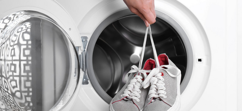 Jak prać buty w pralce, żeby ich nie zniszczyć? Wypróbuj ten trik