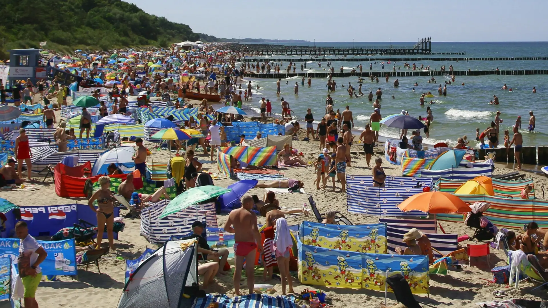 Tragedia na plaży w Stegnie. Mężczyzna zmarł, bo parawany blokowały drogę medykom