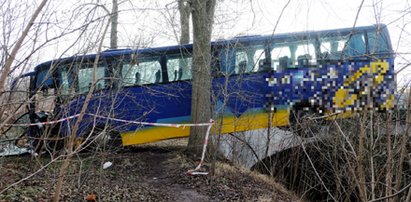 Autobus wisi nad rowem