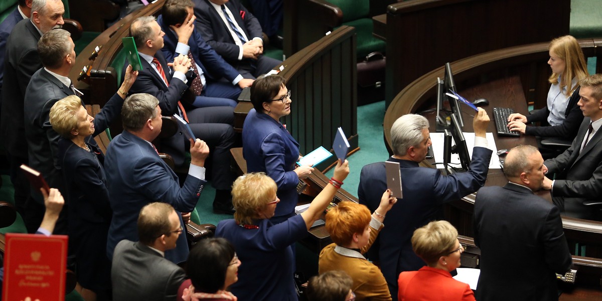 Prezydium Sejmu może podjąć uchwałę o obniżeniu uposażenia lub diety parlamentarnej posła