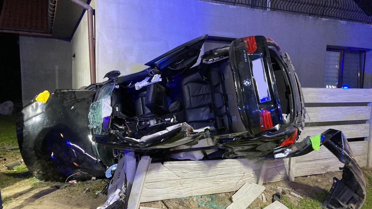 Samochód uderzył w betonowe ogrodzenie. Pięć młodych osób trafiło do szpitala