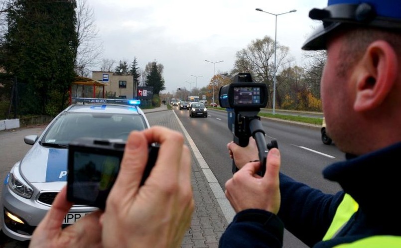 LaserCam 4 pozwala policjantowi śledzić i cały czas nagrywać namierzony samochód. Urządzenie wyposażono też w kolorowy dotykowy ekran o przekątnej ok. 8 cm, który można obsługiwać w rękawiczkach