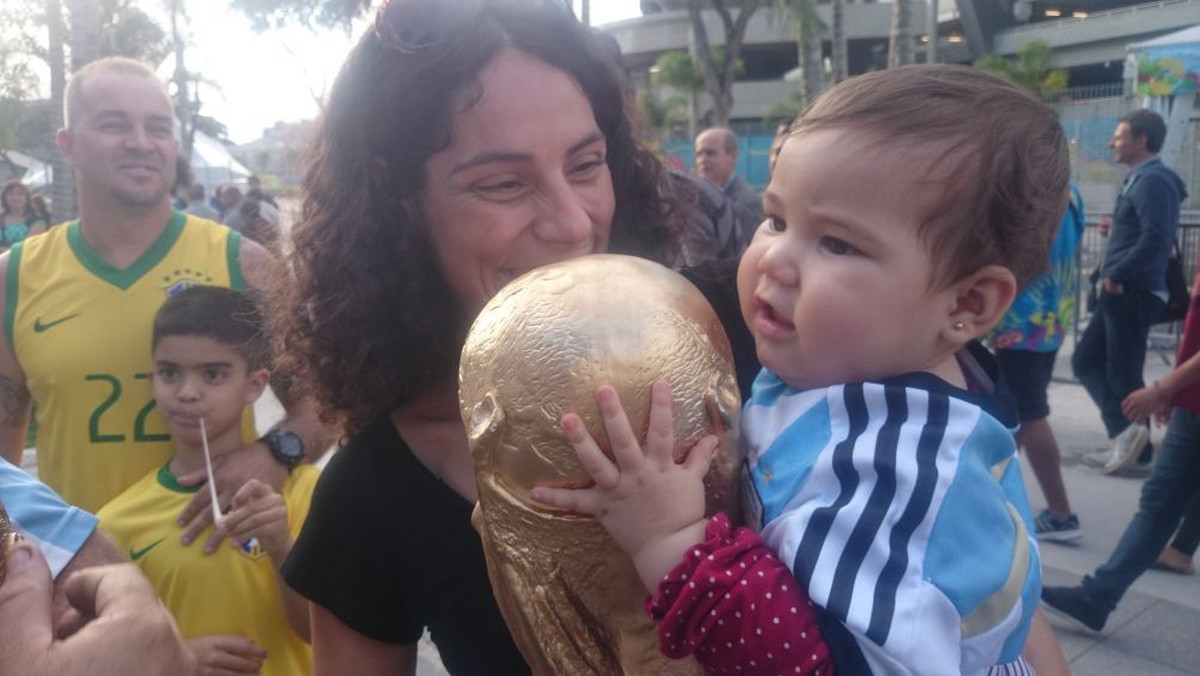 Niemieccy i argentyńscy kibice opanowali okolice Maracany, na której zostanie rozegrany finał mundialu. Co ciekawe, po obu stronach już całują Puchar Świata.