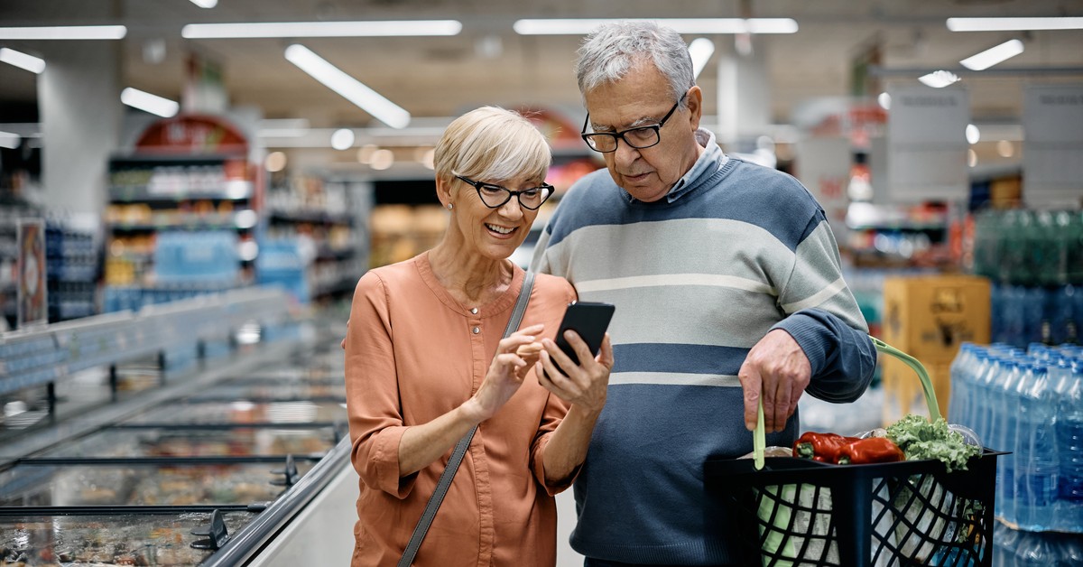 Tańsze zakupy dla seniorów. Lidl, Carrefour, Auchan, Kaufland i inne markety oferują zniżki, o których mało kto wie