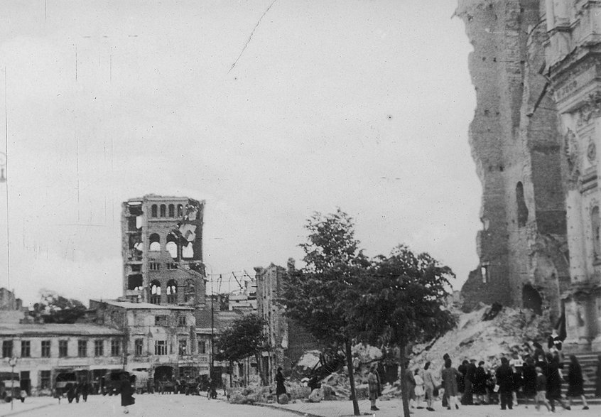Plac w ruinie, w tle uszkodzony budynek PAST-y, lata 40.