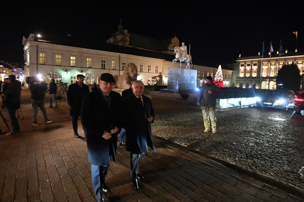 Politycy PiS przed Pałacem Prezydenckim