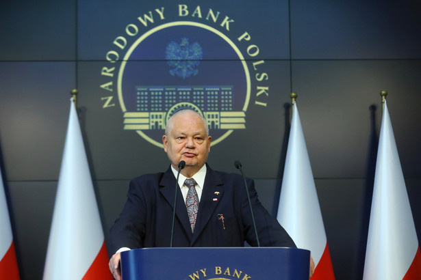 Warszawa, 09.05.2022. Prezes Narodowego Banku Polskiego Adam Glapiński podczas konferencji prasowej w siedzibie NBP w Warszawie, 9 bm. Rada Polityki Pieniężnej podniosła stopy procentowe o 75 pb. Stopa referencyjna, główna stopa procentowa NBP, wzrosła do 6 proc. (mr) PAP/Rafał Guz