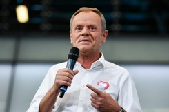 Pyton kontra bambik. Tusk odcina się Morawieckiemu