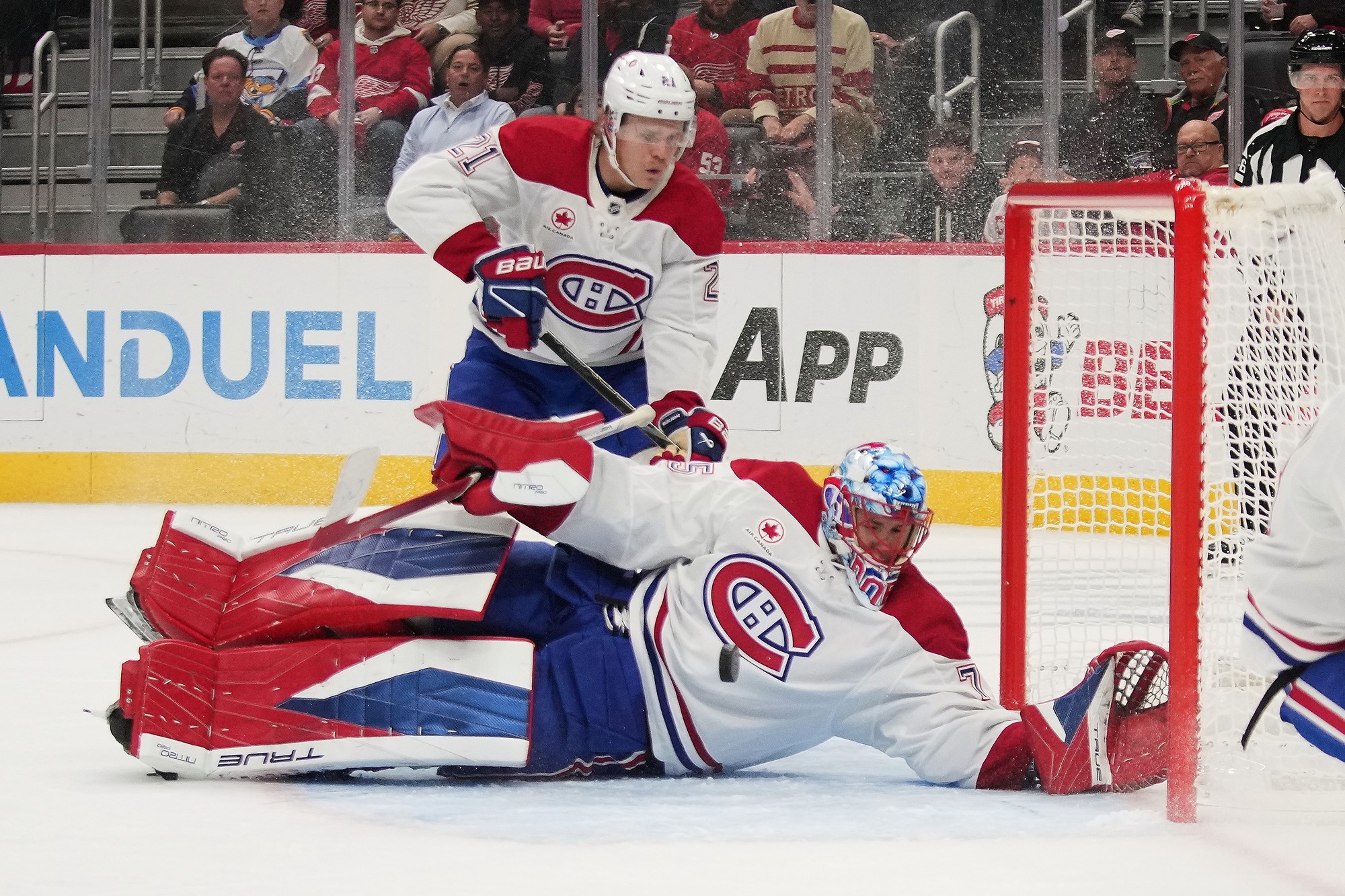Kaiden Guhle a brankár Jakub Dobeš (obaja Montreal Canadiens).