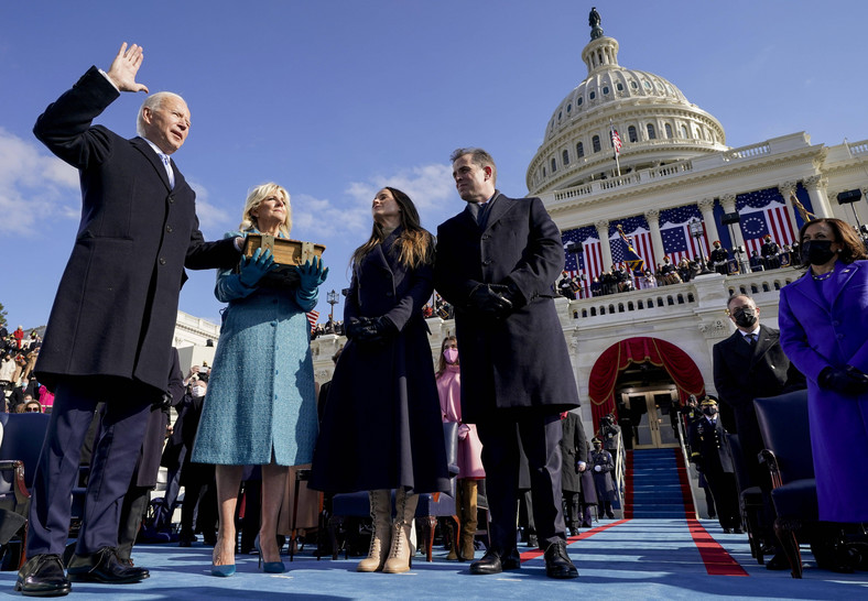 Inauguracja Joego Bidena przed Kapitolem. Na zdjęciu od lewej: Joe Biden, jego żona Jill i dzieci — Ashley i Hunter