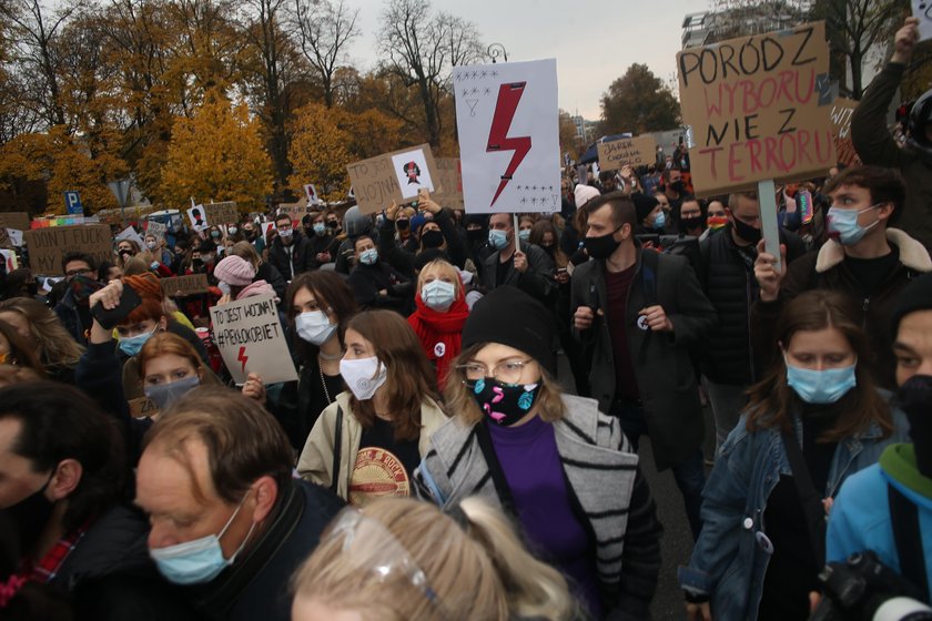 Rośnie temperatura emocji po orzeczeniu Trybunału, które delegalizuje przerywanie ciąży w przypadku uszkodzenia genetycznego 