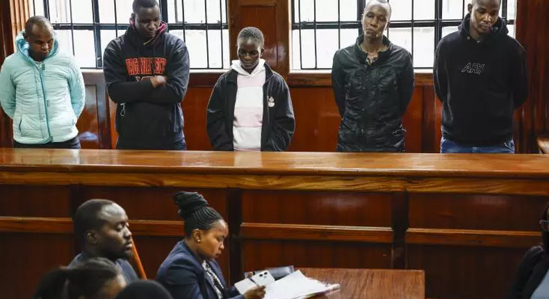 Cinq policiers comparaissent devant un tribunal pour leur possible complicité dans l'évasion d'un tueur en série présumé, le 21 août 2024 à Nairobi, au Kenya