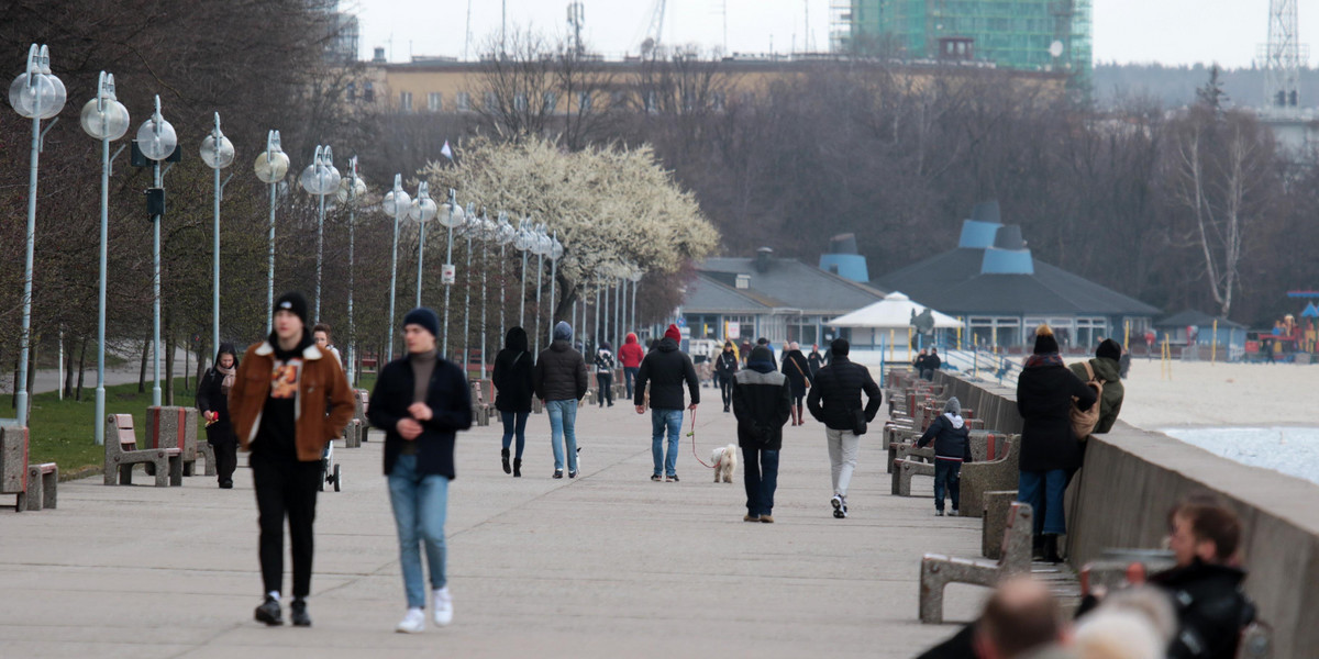 Tłumy spacerowiczów w ten weekend to pretekst do wprowadzenia dalszych obostrzeń. Na zdjęciu: bulwary w Gdynii, 20 marca 2020