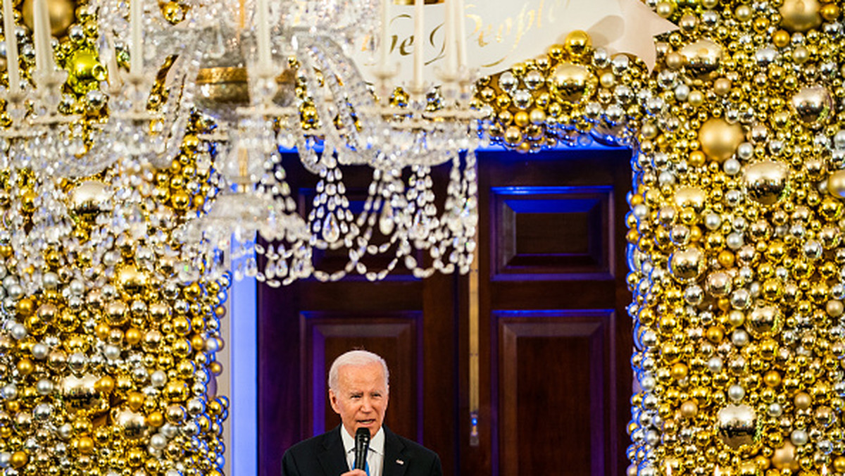 Joe Biden pozuje na drabinie przy choince