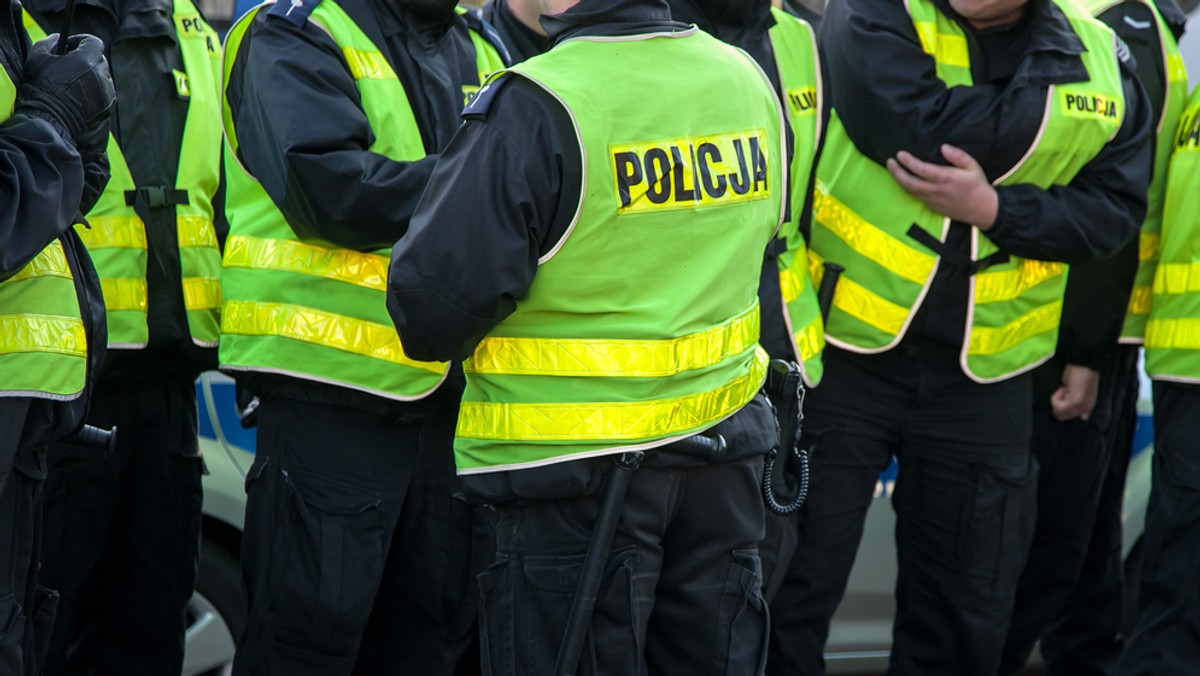 Setki, a może i tysiące policjantów, strażaków, pracowników służby więziennej oraz strażników granicznych z całej Polski pojawią się w lipcu w Warszawie. Związkowcy z tych służb mundurowych zapowiadają wielką pikietę przed Kancelarią Premiera. Możliwe, że będzie też przemarsz przez miasto. Trwa jeszcze ustalanie formy protestu.