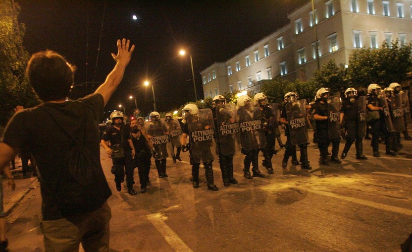 Policja broni dostępu do parlamentu
