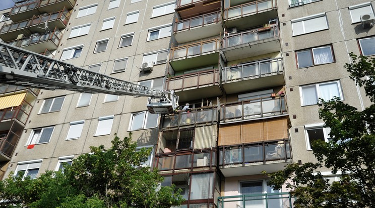 Daruval mentettek a negyedik emeletről